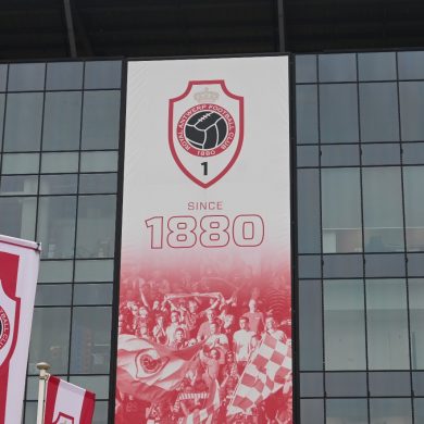 Het logo van Antwerp aan de voorkant van het Bosuilstadion