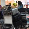 Foto van trolley met koffers op in hal Brussels Airport