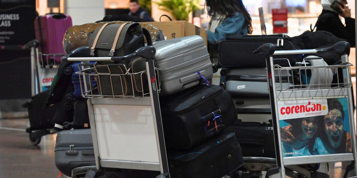 Foto van trolley met koffers op in hal Brussels Airport
