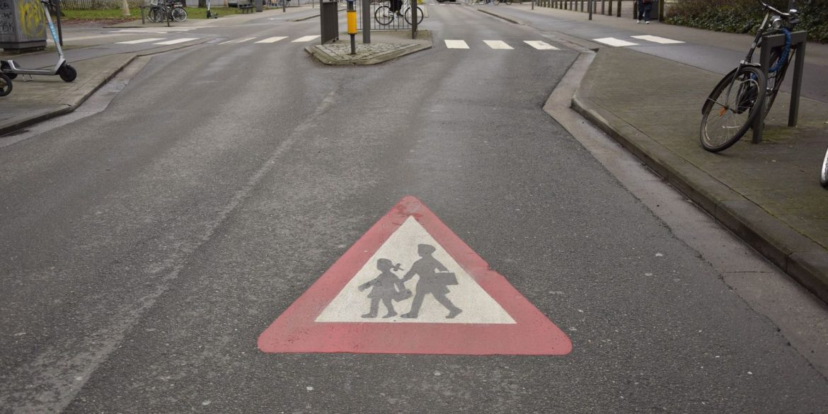 verkeerssymbool op weg dat moeder en kind afbeeldt