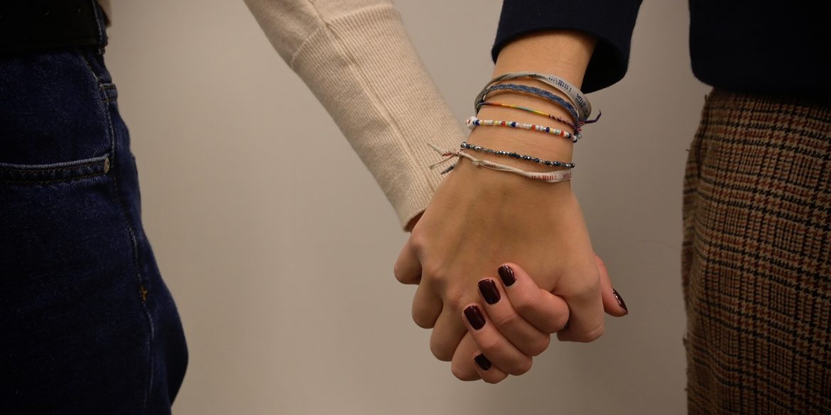 Twee mensen die elkaars hand vasthouden
