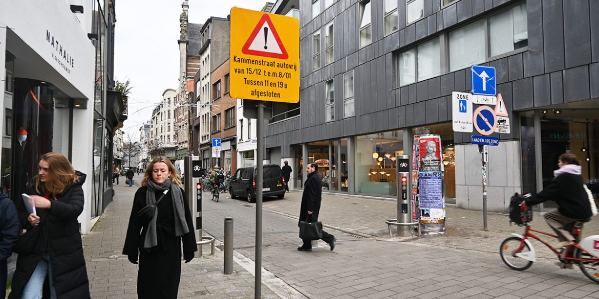 Begin van Kammenstraat met verbodsbord en mensen die wandelen