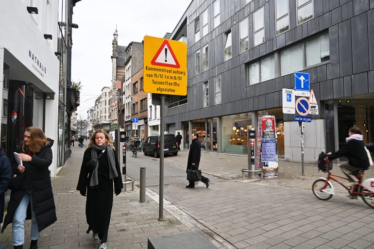 Begin van Kammenstraat met verbodsbord en mensen die wandelen