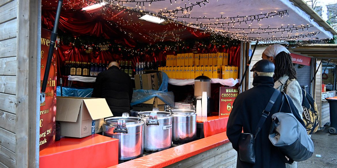 Kerstkraampje op de kerstmarkt met mensen