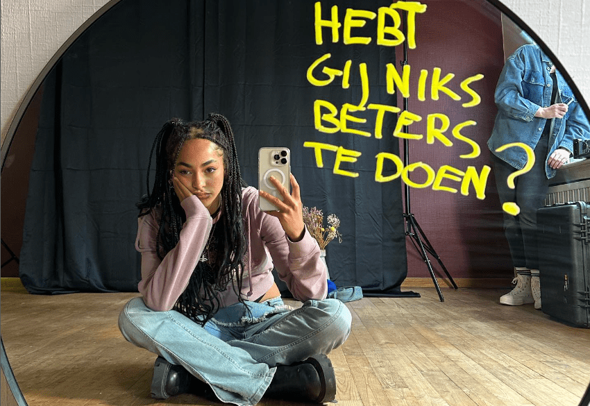 Laura Bekaert poseert in foto voor spiegel met opschrift als teaser voor 'wtFOCK: Anaïs'