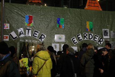 Parade Noorderlicht houdt stand aan een banner met 'Eerder, Later' op