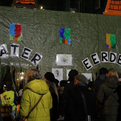 Parade Noorderlicht houdt stand aan een banner met 'Eerder, Later' op