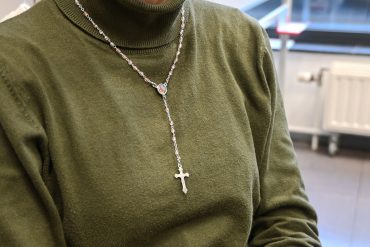 werknemer draagt religieus symbool