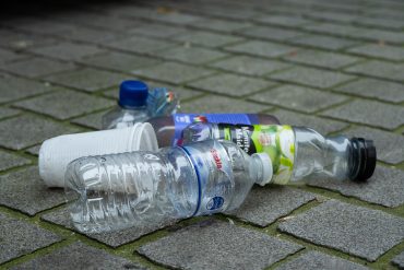 Plastic verpakkingen die op de grond liggen