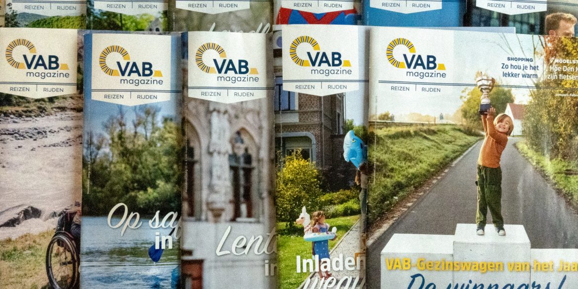 Papieren versies van VAB-magazine bij elkaar