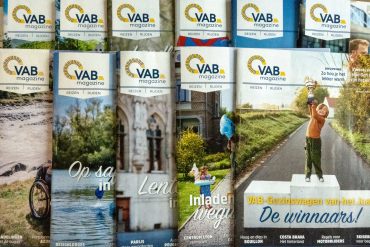 Papieren versies van VAB-magazine bij elkaar