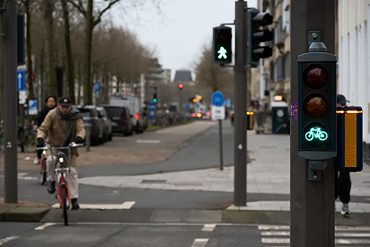 Verkeerslichten en op de achtergrond een fietser