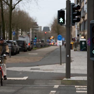 Verkeerslichten en op de achtergrond een fietser