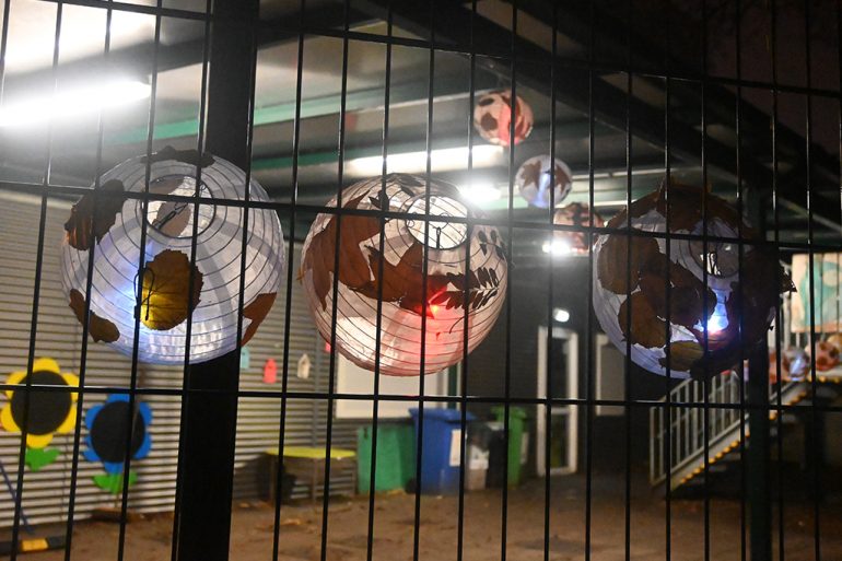 Lichtjes die bij een basisschool zijn opgehangen tijdens de Noorderlicht Parade