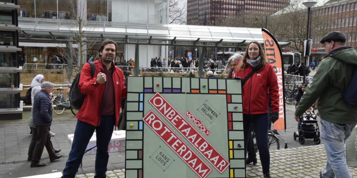 SP'ers protesteren aan de buitenkant van het WTC Rotterdam