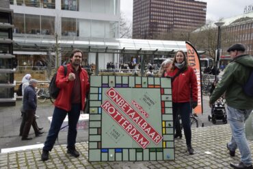 SP'ers protesteren aan de buitenkant van het WTC Rotterdam