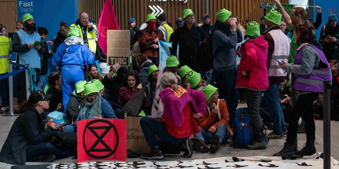 Extinction Rebellion blokkeert de gates van Eindhoven Airport
