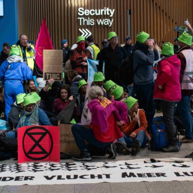 Extinction Rebellion blokkeert de gates van Eindhoven Airport