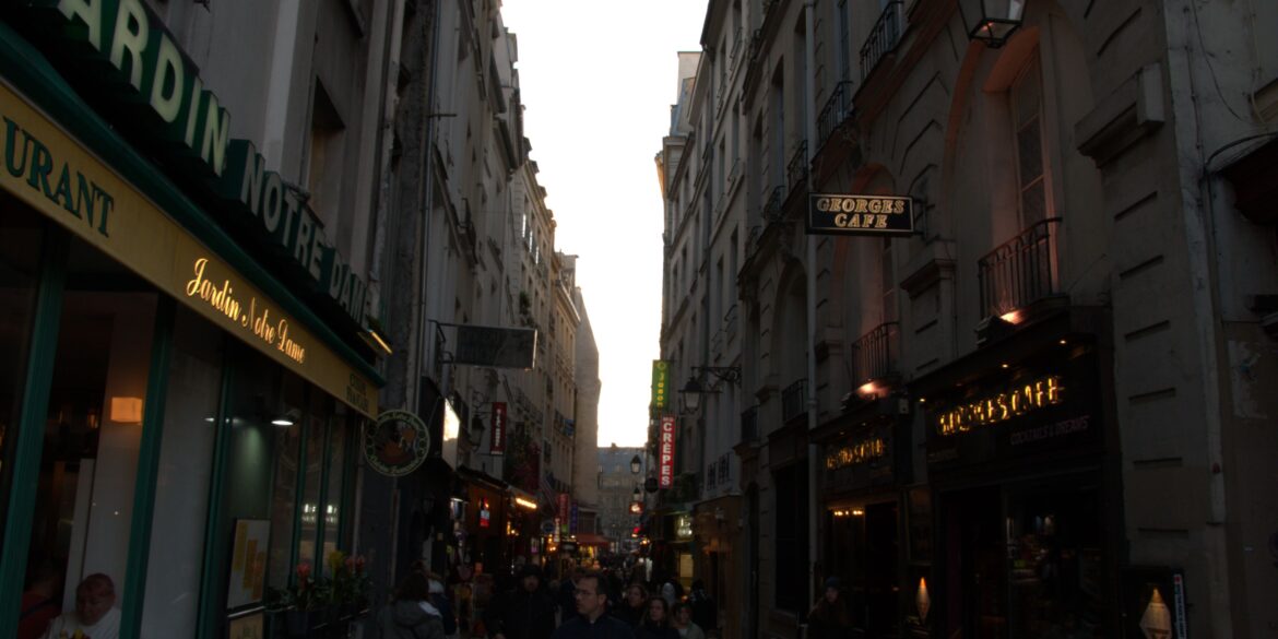 Straat in Parijs met horeca gelegenheden in de avond met lichtjes