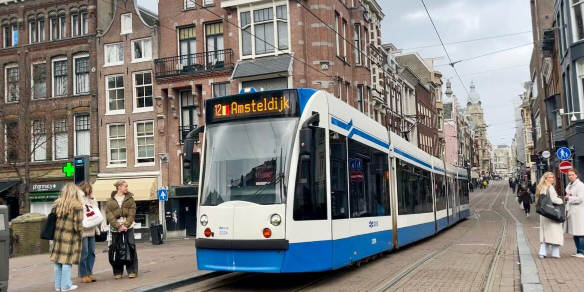 Foto aankomende tram in centrum Amsterdam
