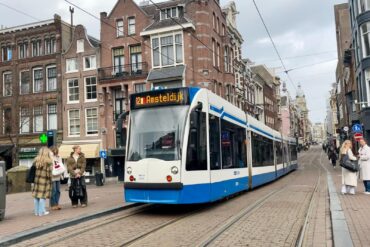 Foto aankomende tram in centrum Amsterdam