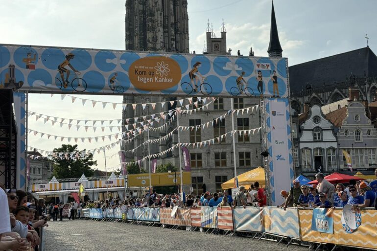 De finish in Mechelen voor de fietsers van 1000 km voor Kom op tegen Kanker