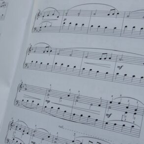 Een blad met muziekpartituur