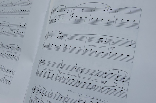 Een blad met muziekpartituur