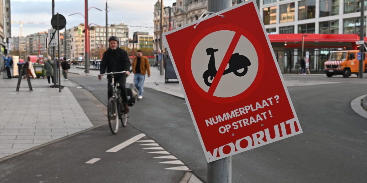 Campagnebord van Vooruit waarmee ze brommers en speed pedelecs met kenteken op de rijbaan willen