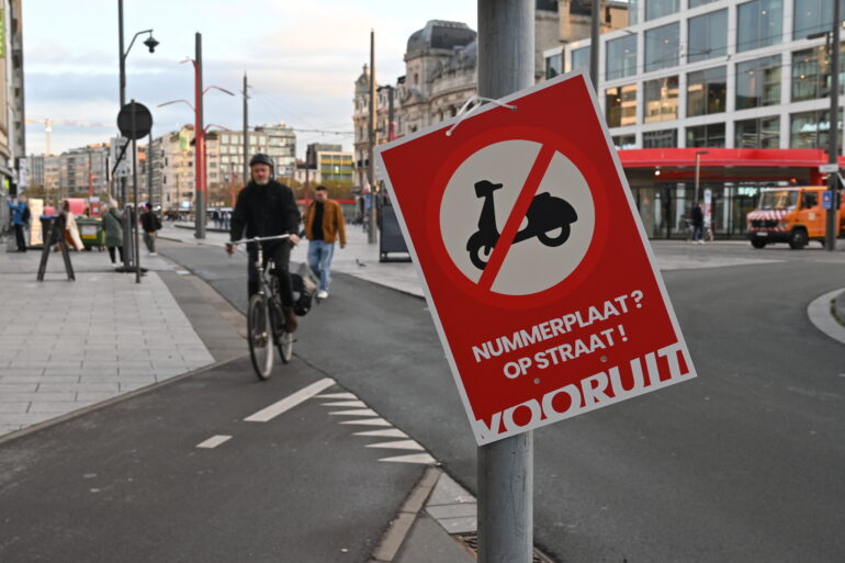 Campagnebord van Vooruit waarmee ze brommers en speed pedelecs met kenteken op de rijbaan willen