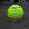 Tennisbal in de grond