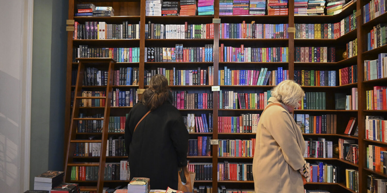 Klanten die aan het rondkijken zijn in de Antwerpse boekhandel 'Luddites Books & Wines'