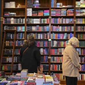 Klanten die aan het rondkijken zijn in de Antwerpse boekhandel 'Luddites Books & Wines'