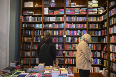 Klanten die aan het rondkijken zijn in de Antwerpse boekhandel 'Luddites Books & Wines'