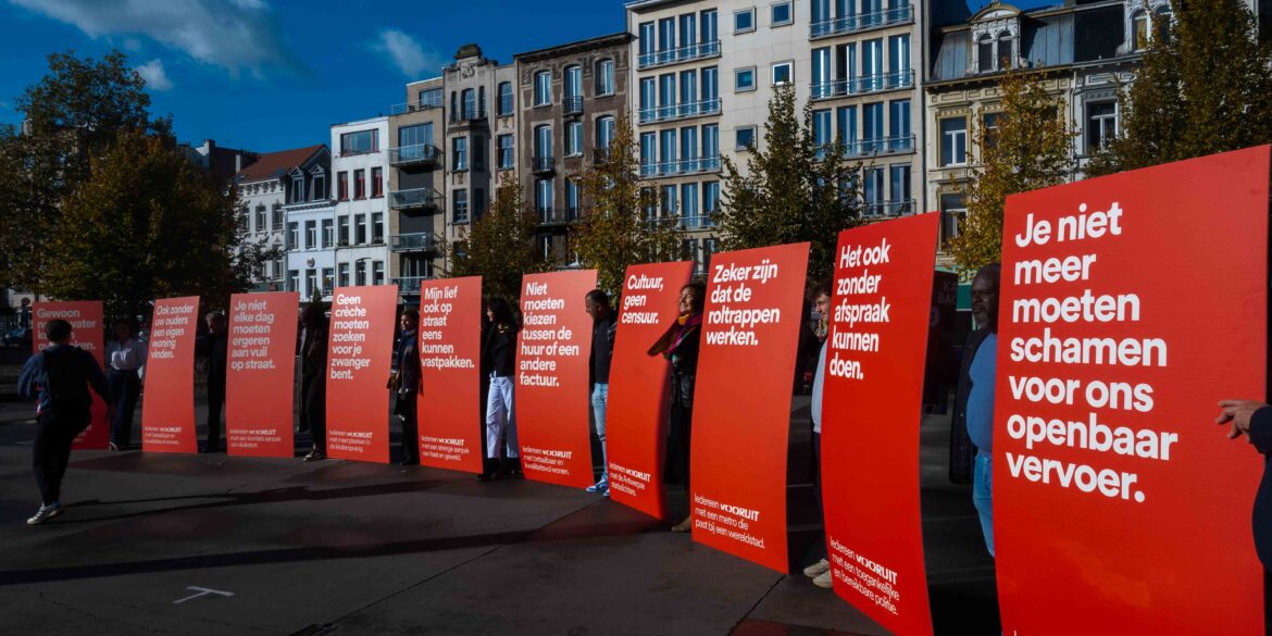 Een reeks van borden met verschillende slogans van Vooruit Antwerpen, op het Theaterplein/vogeltjesmarkt