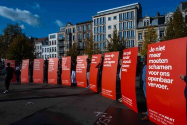 Een reeks van borden met verschillende slogans van Vooruit Antwerpen, op het Theaterplein/vogeltjesmarkt