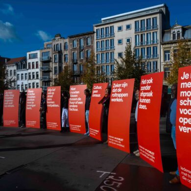 Een reeks van borden met verschillende slogans van Vooruit Antwerpen, op het Theaterplein/vogeltjesmarkt