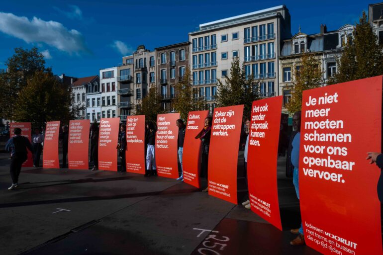 Een reeks van borden met verschillende slogans van Vooruit Antwerpen, op het Theaterplein/vogeltjesmarkt