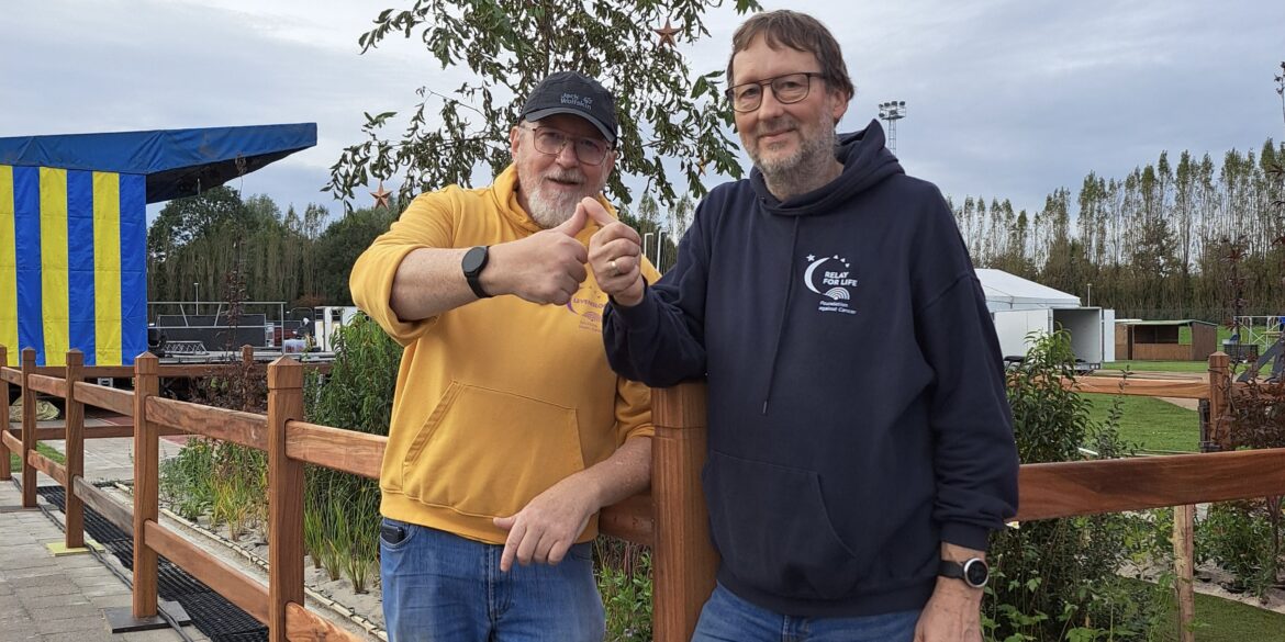 Frank de Groote (Contact Stichting tegen Kanker) en Danny Noppe (Voorzitter) zijn alles aan het voorbereiden in Beveren.