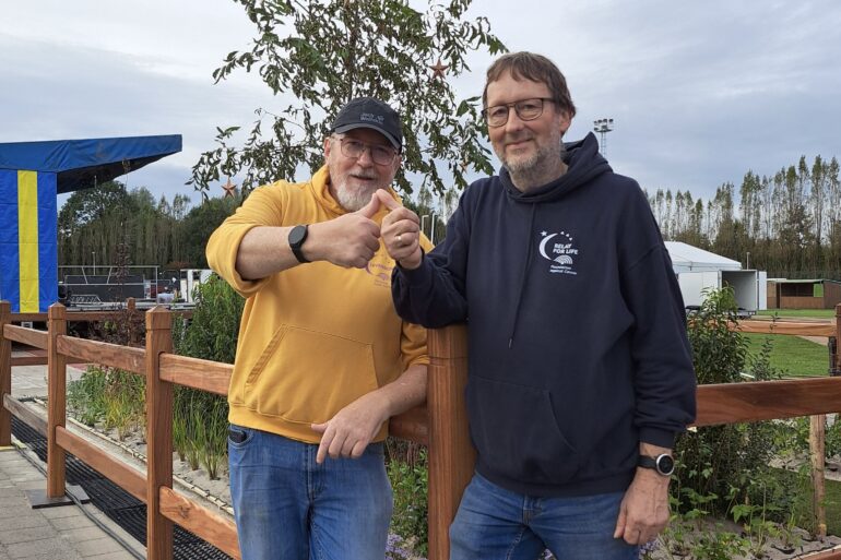 Frank de Groote (Contact Stichting tegen Kanker) en Danny Noppe (Voorzitter) zijn alles aan het voorbereiden in Beveren.