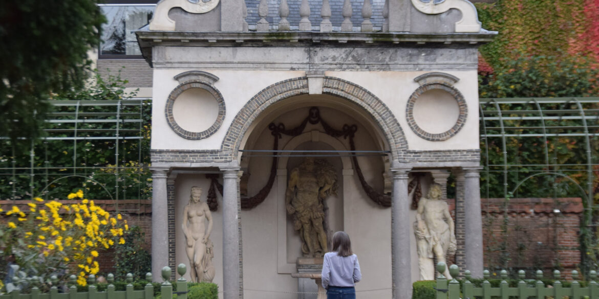 vrouw loopt in tuin Rubenshuis