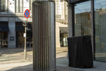 Sculptuur "Blinds" van Martin Margiela op Schuttershofstraat