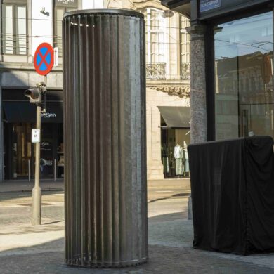 Sculptuur "Blinds" van Martin Margiela op Schuttershofstraat