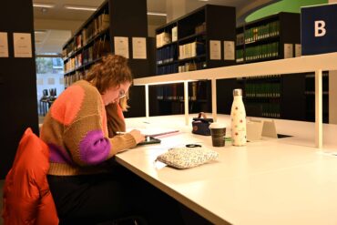 Student studeert in bibliotheek