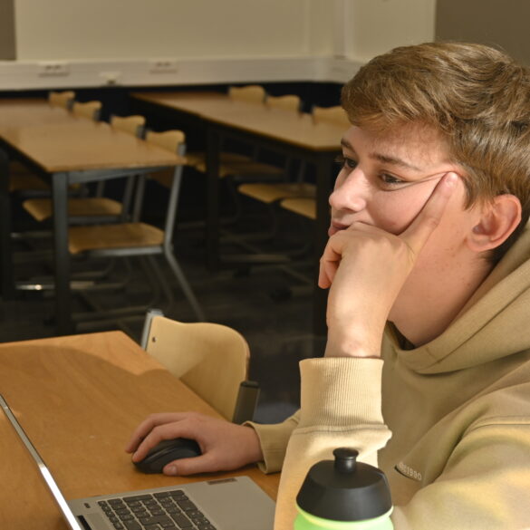 Verveelde student is aan het dagdromen