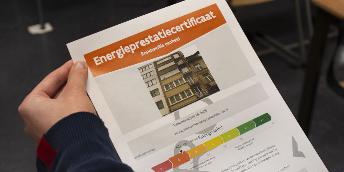 Iemand die een EPC bestudeert