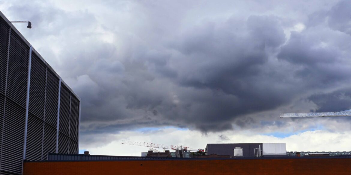 Donkere wolken boven gebouw