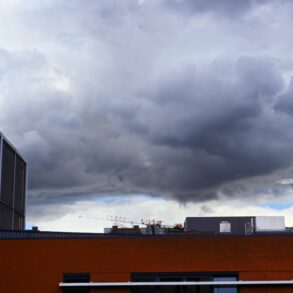 Donkere wolken boven gebouw