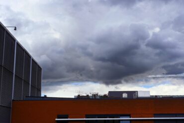 Donkere wolken boven gebouw