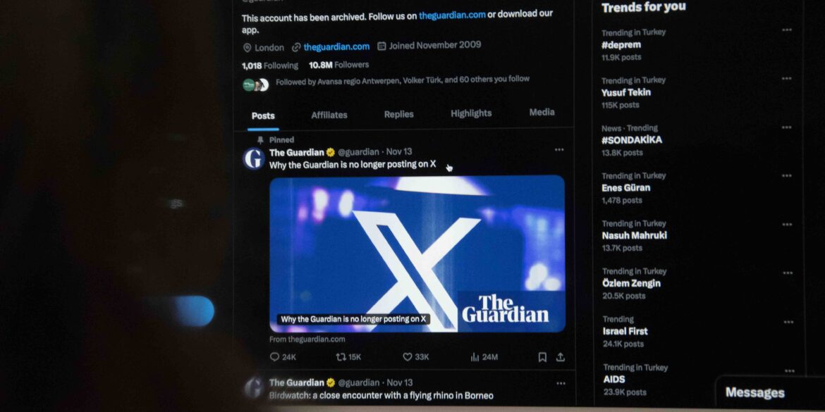 Een gebruiker bekijkt op X, voorheen bekend als Twitter, het account van de Britse krant The Guardian. Daarop staat een vastgezette tweet, die leidt naar een artikel die uitlegt waarom de krant niet meer op X publiceert